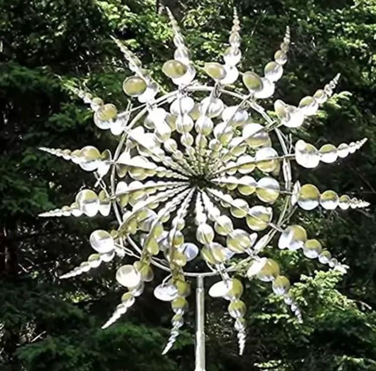 Kinetische Windspirale aus poliertem Edelstahl