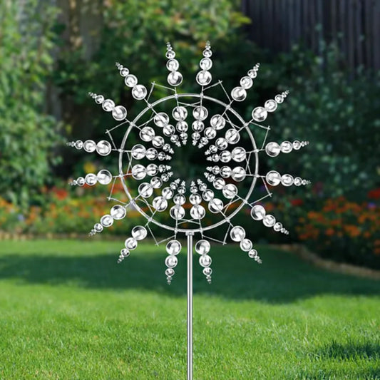Kinetische Windspirale aus poliertem Edelstahl